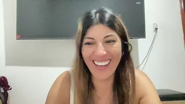 Snapshot of LunaBeya chatting on 12, 10, 2025 LunaBeya online show from 12, 10, 2025