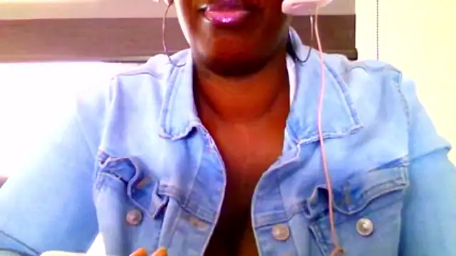 Snapshot of chocolatechipkukky85 chatting on 20, 4, 2026 chocolatechipkukky85 online show from 20, 4, 2026