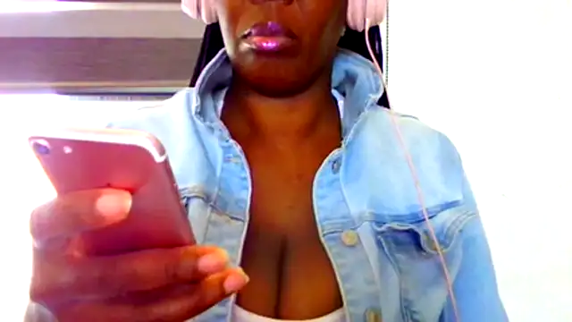 Snapshot of chocolatechipkukky85 chatting on 29, 4, 2026 chocolatechipkukky85 online show from 29, 4, 2026