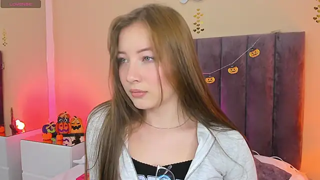 Dahlia Rousse online show from 21, 10, 2025