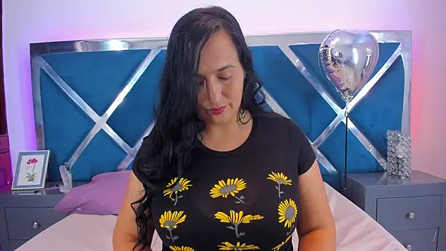 LucineArias online show from 5, 3, 2025