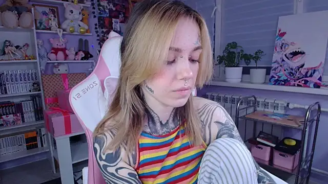 Snapshot of Catharsisi chatting on 2, 11, 2025 Catharsisi online show from 2, 11, 2025