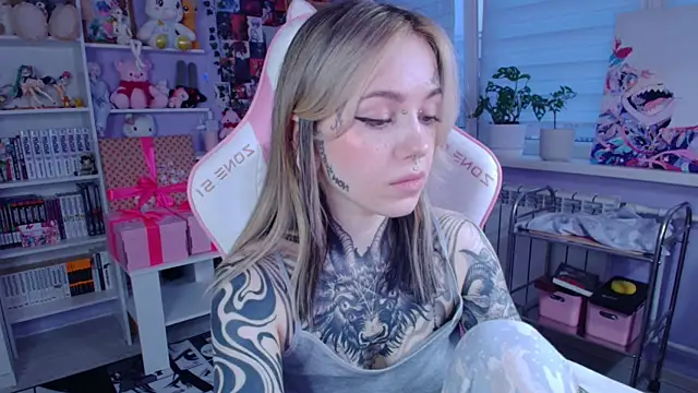 Snapshot of Catharsisi chatting on 7, 11, 2025 Catharsisi online show from 7, 11, 2025