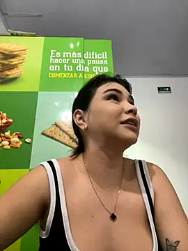 Snapshot of Aitana_Hilton_ chatting on 7, 11, 2025 Aitana Hilton online show from 7, 11, 2025