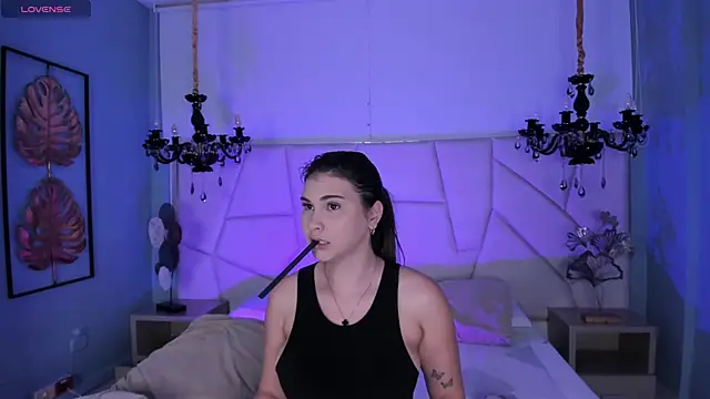 Snapshot of Aitana_Hilton_ chatting on 12, 11, 2025 Aitana Hilton online show from 12, 11, 2025