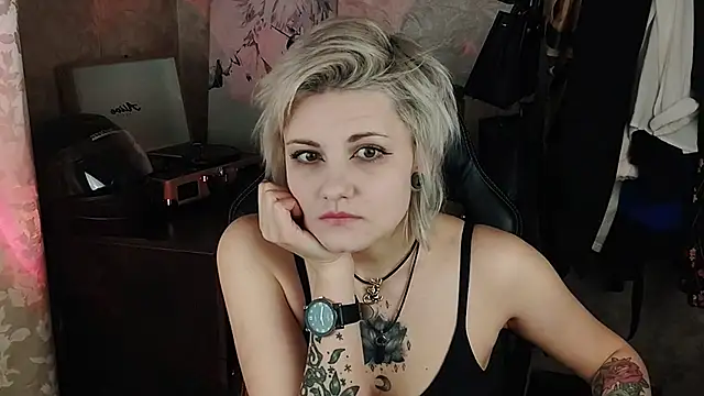 EvaBrownie online show from 5, 3, 2025