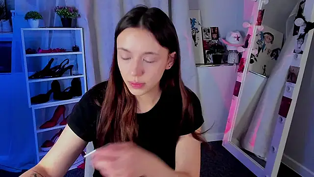 Snapshot of Sahara_Shields chatting on 4, 12, 2025 Sahara Shields online show from 4, 12, 2025