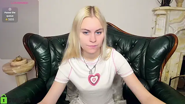 Snapshot of HillEva chatting on 25, 10, 2025 HillEva online show from 25, 10, 2025