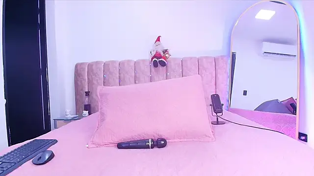 Auroraa miller online show from 20, 12, 2025