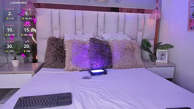 Snapshot of ArianaGolden chatting on 8, 11, 2025 ArianaGolden online show from 8, 11, 2025