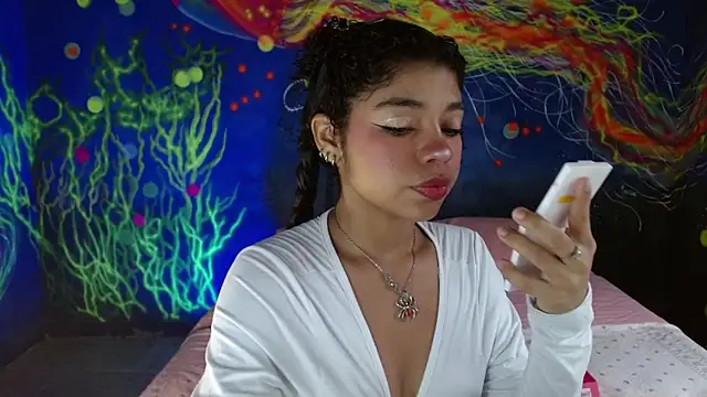 lucie petite online show from 10, 9, 2025