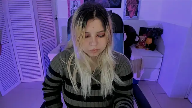 Snapshot of DiaAngell chatting on 4, 10, 2025 DiaAngell online show from 4, 10, 2025