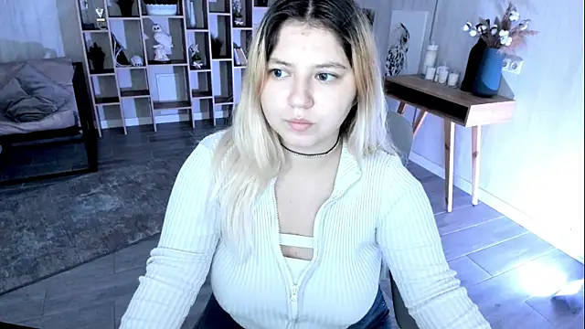 Snapshot of DiaAngell chatting on 7, 11, 2025 DiaAngell online show from 7, 11, 2025