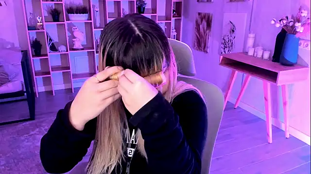 Snapshot of DiaAngell chatting on 8, 11, 2025 DiaAngell online show from 8, 11, 2025