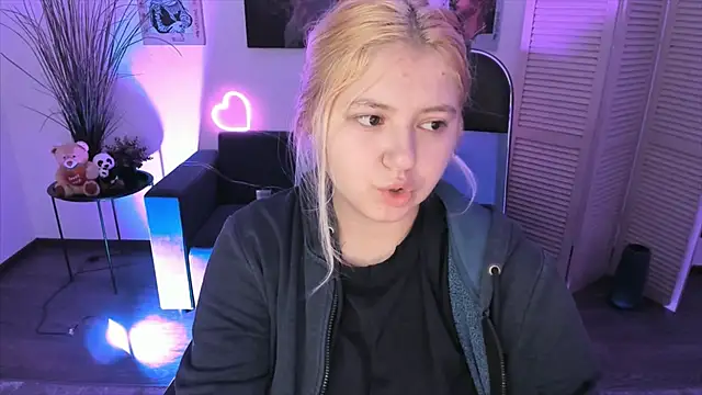 Snapshot of DiaAngell chatting on 23, 11, 2025 DiaAngell online show from 23, 11, 2025