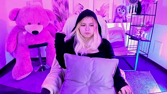 Snapshot of DiaAngell chatting on 27, 11, 2025 DiaAngell online show from 27, 11, 2025