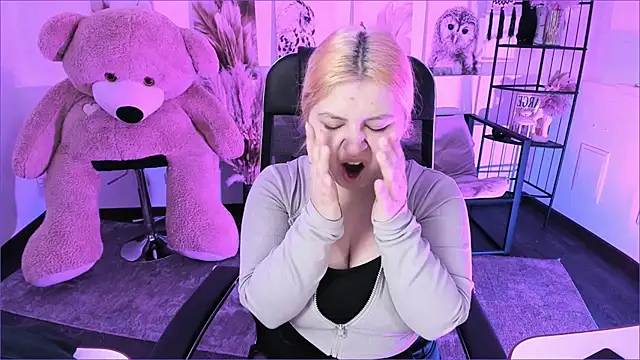 Snapshot of DiaAngell chatting on 30, 11, 2025 DiaAngell online show from 30, 11, 2025