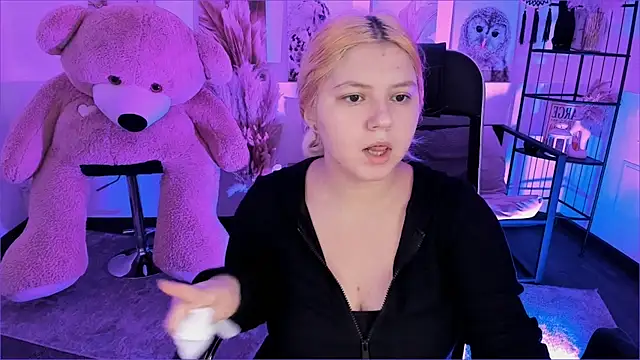 Snapshot of DiaAngell chatting on 3, 12, 2025 DiaAngell online show from 3, 12, 2025