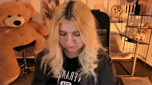 Snapshot of DiaAngell chatting on 18, 12, 2025 DiaAngell online show from 18, 12, 2025