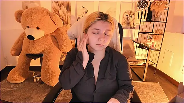 Snapshot of DiaAngell chatting on 6, 1, 2026 DiaAngell online show from 6, 1, 2026