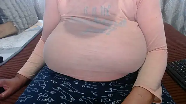 Snapshot of BUBBLYBUNNYxx chatting on 7, 5, 2026 BUBBLYBUNNYxx online show from 7, 5, 2026