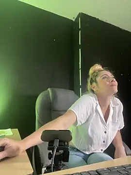 viktoria davis  online show from 7, 3, 2025