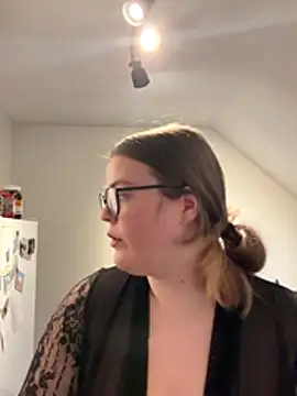 Snapshot of EveBaker04 chatting on 4, 11, 2025 EveBaker04 online show from 4, 11, 2025