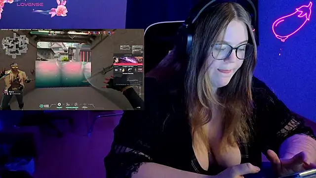 Snapshot of EveBaker04 chatting on 18, 12, 2025 EveBaker04 online show from 18, 12, 2025