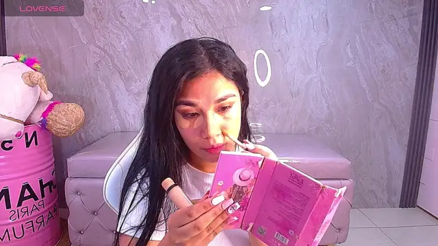 Snapshot of Skye_Little_v chatting on 8, 10, 2025 Skye Little v online show from 8, 10, 2025