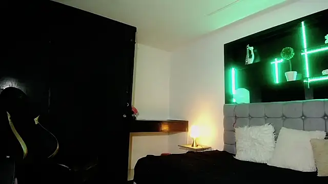 Snapshot of Kitten_Cam chatting on 20, 2, 2025 Kitten Cam online show from 20, 2, 2025