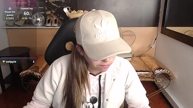 Snapshot of Kitten_Cam chatting on 15, 10, 2025 Kitten Cam online show from 15, 10, 2025