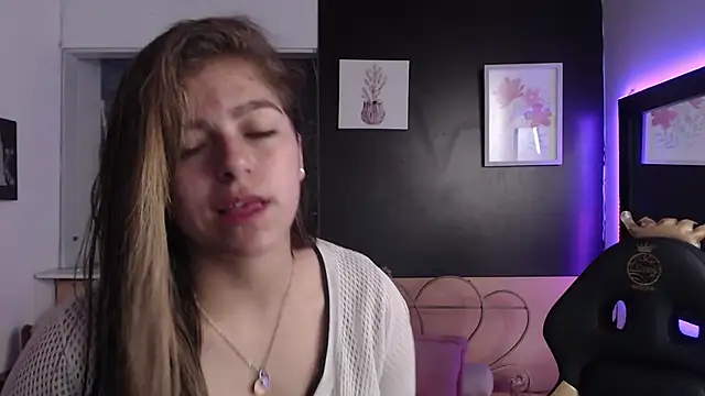 Snapshot of Kitten_Cam chatting on 22, 10, 2025 Kitten Cam online show from 22, 10, 2025