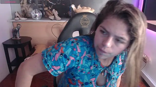 Snapshot of Kitten_Cam chatting on 28, 10, 2025 Kitten Cam online show from 28, 10, 2025