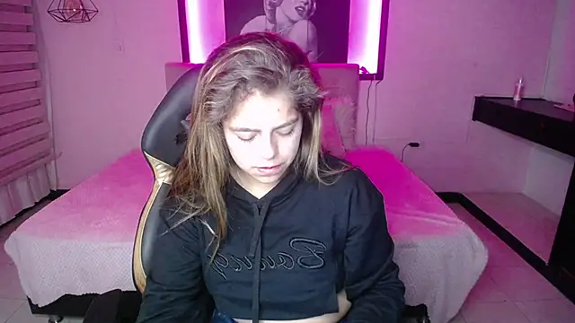 Snapshot of Kitten_Cam chatting on 11, 11, 2025 Kitten Cam online show from 11, 11, 2025