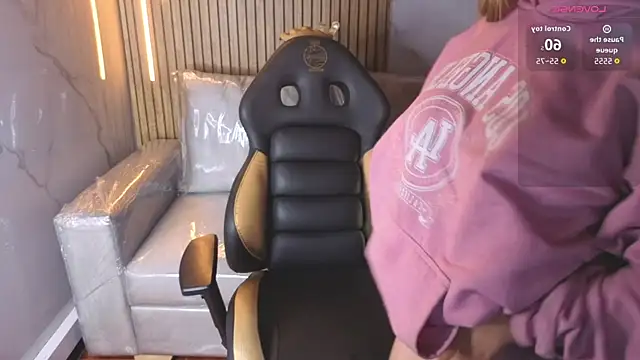 Snapshot of Kitten_Cam chatting on 27, 11, 2025 Kitten Cam online show from 27, 11, 2025