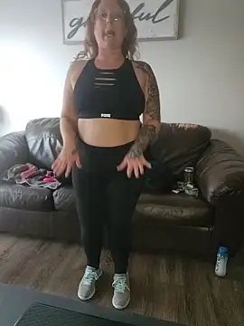 Snapshot of TattedMamaXOXO chatting on 18, 11, 2025 TattedMamaXOXO online show from 18, 11, 2025