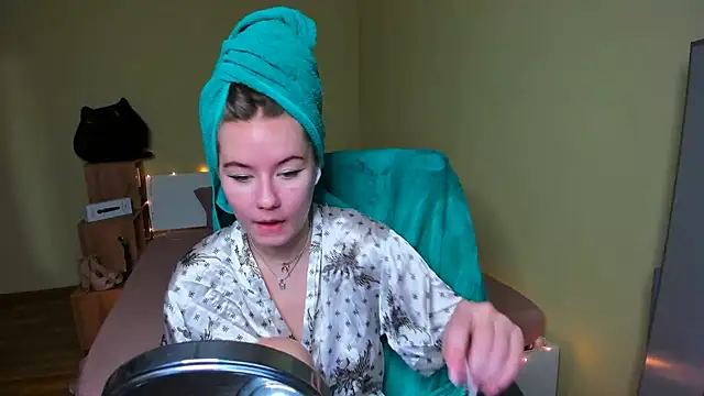 EmilyPaw online show from 2, 2, 2025