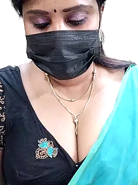 Snapshot of Queenflowerr chatting on 5, 3, 2025 Queenflowerr online show from 5, 3, 2025