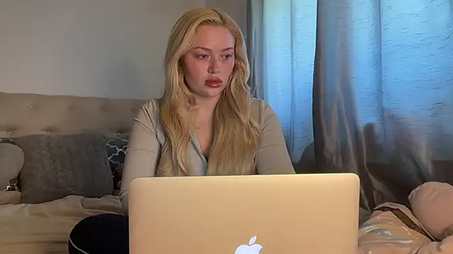 Snapshot of blissdimicco chatting on 3, 7, 2026 blissdimicco online show from 3, 7, 2026