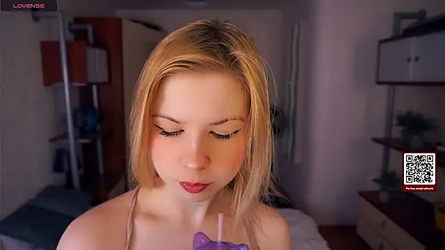 Snapshot of LynetHakes chatting on 1, 10, 2025 LynetHakes online show from 1, 10, 2025