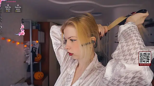 Snapshot of LynetHakes chatting on 6, 10, 2025 LynetHakes online show from 6, 10, 2025