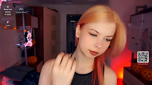 Snapshot of LynetHakes chatting on 10, 10, 2025 LynetHakes online show from 10, 10, 2025