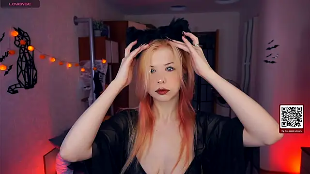 Snapshot of LynetHakes chatting on 13, 10, 2025 LynetHakes online show from 13, 10, 2025