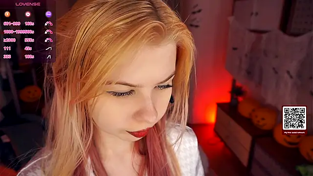 Snapshot of LynetHakes chatting on 24, 10, 2025 LynetHakes online show from 24, 10, 2025