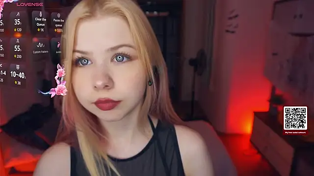 Snapshot of LynetHakes chatting on 25, 10, 2025 LynetHakes online show from 25, 10, 2025