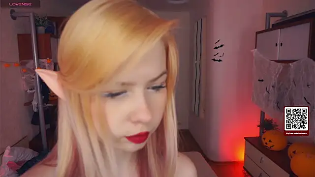 Snapshot of LynetHakes chatting on 29, 10, 2025 LynetHakes online show from 29, 10, 2025