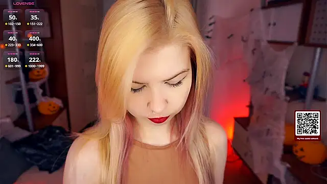 Snapshot of LynetHakes chatting on 3, 11, 2025 LynetHakes online show from 3, 11, 2025