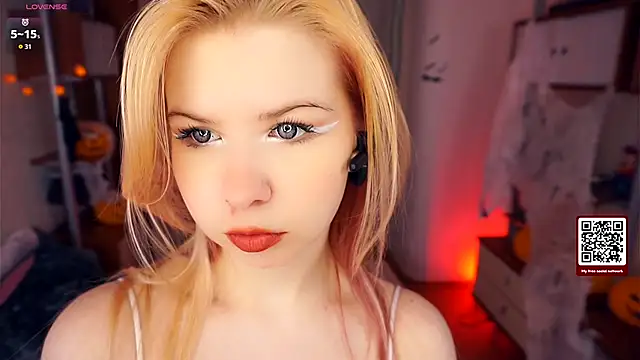 Snapshot of LynetHakes chatting on 5, 11, 2025 LynetHakes online show from 5, 11, 2025