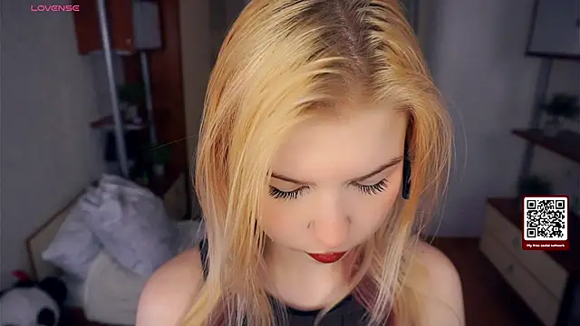 Snapshot of LynetHakes chatting on 17, 11, 2025 LynetHakes online show from 17, 11, 2025