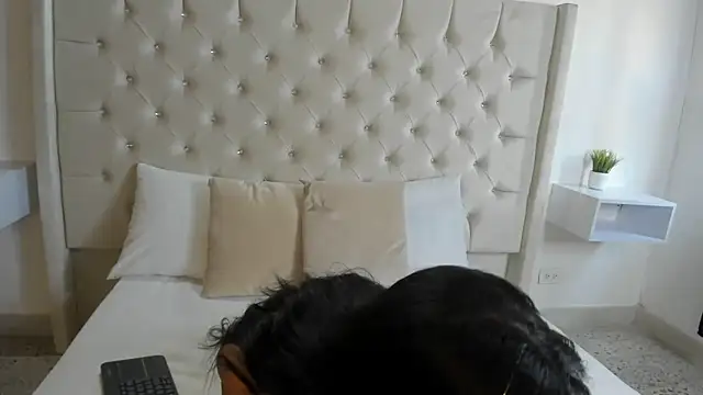 Snapshot of bella_bloomg chatting on 9, 3, 2025 bella bloomg online show from 9, 3, 2025